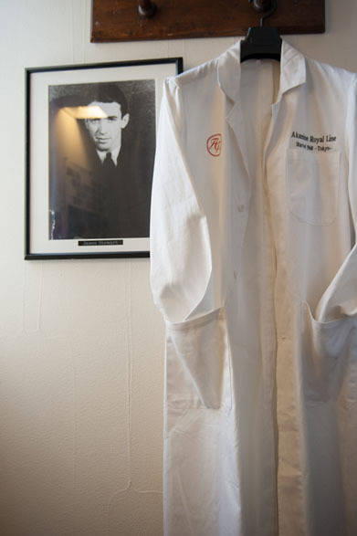 <strong>MARGARET HOWELL｜マーガレット・ハウエル</strong>　「このジャケットは、ハンティングジャケットの基本で、エポーレット付きでカッタウェイのフロント、ポケットの位置が高いのがポイント。デザイナーのマーガレットがとらえたのは、1950～60年代のスコットランドのレイク・ディストリクトでの避暑。湖水地方でイギリスのファミリーがハイキングするスタイルが連想されます」