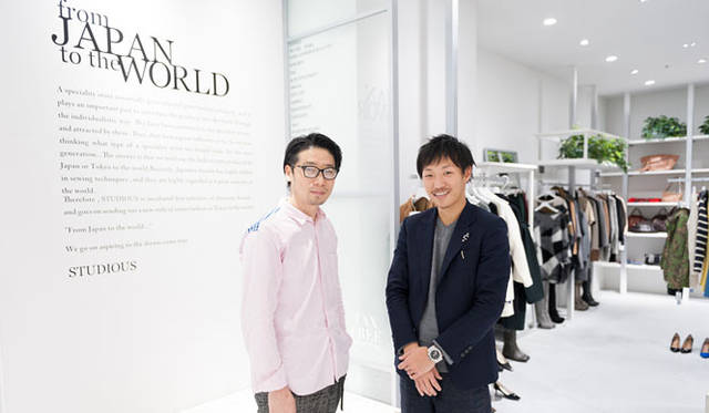 <strong>STUDIOUS｜ステュディオス</strong>　「STUDIOUS WOMENS 渋谷PARCO店」にて、建築家 谷尻 誠氏（左）と、STUDIOUS代表取締役CEO 谷 正人氏（右）