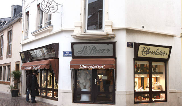 港のすぐそばに店を構える「アンリ・ルルー キブロン店」