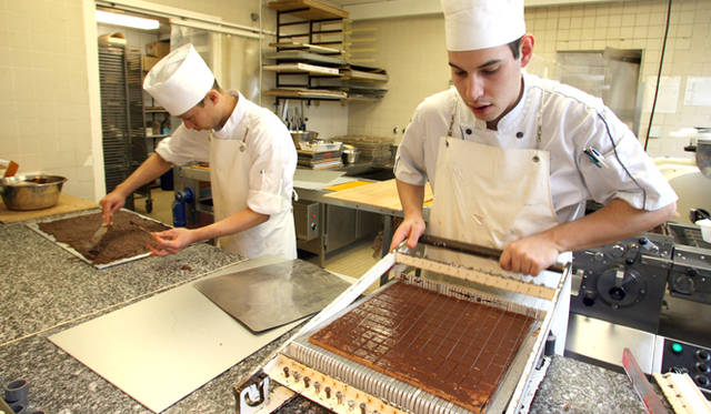 「水あめを160度ぐらいの高温度で熱すると、キャラメリゼされて、透明だった水あめが、茶色に変化して固まる。これがいわゆる伝統的なキャラメルです。アンリ・ルルーが革新的だったのは、その方法を一から変えてしまったところ」