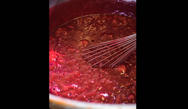 「温度一つとっても、ずっと低い温度で煮詰めていきますし、素材もフルーツキャラメルだったら、本物のフルーツを使います。オレンジキャラメルだったらオレンジ、フランボワーズキャラメルだったらフランボワーズという具合に」