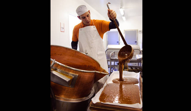 「パリの店で働く販売員であっても、必ずブルターニュへ研修に出かけて、ショコラ作りに参加します。2日間ラボですごして、自分の手を使ってショコラを作る」