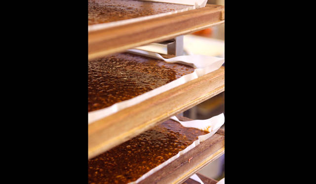 「アンリ・ルルーのものづくりを、体で覚えてもらったうえで、店頭に戻ってお客様に接してもらうという。採用した人は全員、この道を通っています」