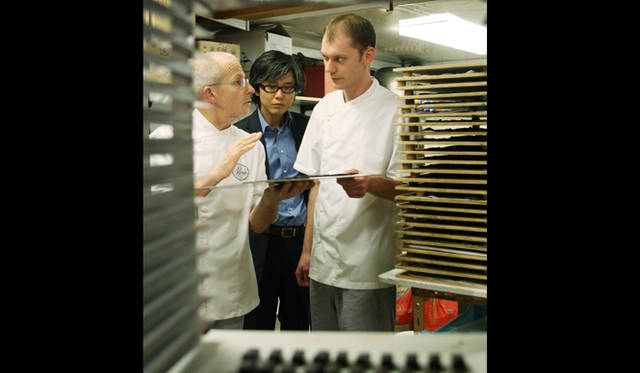 「いわゆる『アンリ・ルルーの味』というのは、私たちのなかにはあるんです。素材の味がしっかりと出ていて、その組み合わせが面白い。面白いんだけれども、ハーモニーがきちんと取れていて、ショコラとしておいしいという。それがものづくりの根底にあります」