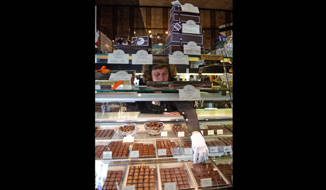 「たとえばブルターニュ産のそば。いわゆる「ブレ・ノワール」または「サラザン」と呼ばれるものですが、これを使ったガナッシュであったり、プラリネであったり。それからゲランドの塩やリンゴ」