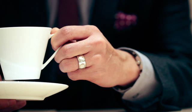 「ものにあまり興味がない」という石井さん。「アクセサリーを一切つけないんですが、この大きな結婚指輪だけはいつも身につけていますね。どこか守られているような気持ちになるんです」