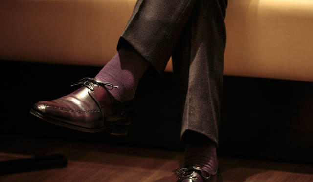 「『ベルルッティ』の靴は、色が赤だったり紫だったり、グリーンだったりして、どんな洋服にでも合うわけではないので、靴を中心にコーディネートすることは多いですね。なかでもお気に入りは、今日も履いている紫です」