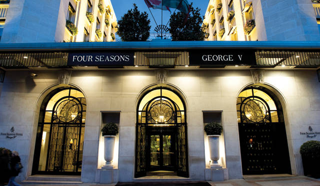 パリの「フォーシーズンズホテル ジョルジュサンク パリ」では、スイートルームに宿泊するゲストのための“ウェルカムギフト”として、アンリ・ルルーのショコラとキャラメルが用意されている