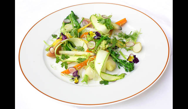 「レストラン・アルページュ」。「目的は『グリーンサラダ』。パッサールさん自らの手で育てたグリーンの野菜を、とってきて混ぜただけのシンプルな一皿。余計なものがなにもなくて、哲学的な味がするんです」　©Sandra Delpech