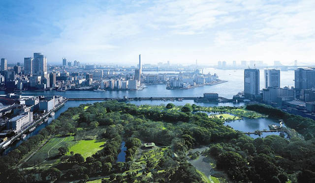 「トゥエンティエイト」。眼下には浜離宮恩賜庭園や東京湾の景色が広がる