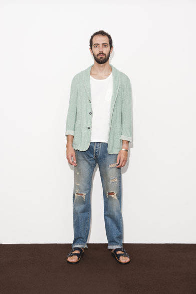 Pile Shawl Collar Jacket 2万4000円、Pocket Tank Top 6500円、Silver Bangle 2万8000円