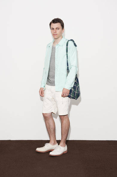 Coach Jacket 2万9000円、Crew Neck Pocket 7000円、Explorer Shorts 1万6000円、Soignier Bag 3500円