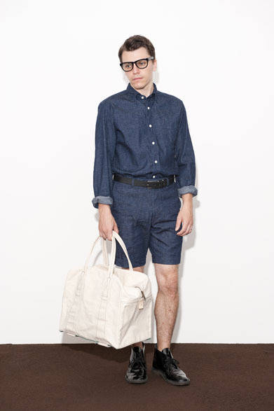 B.D Shirts/Indigo 2万円、Slacks Shorts/Indigo 2万円、Eye Wear collaborated with “BLANC..” 2万2000円、Leather Belt 1万2000円、Boston Bag 1万3000円