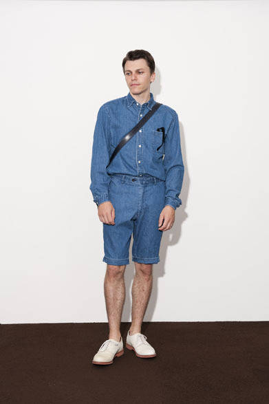 B.D Shirts/Washed Blue 2万2000円、Slacks Shorts/Washed Blue 2万2000円、Leather Shoulder Bag Collaborated with “MAGGIE FARM” 4万8000円、Eye Wear collaborated with “BLANC..” 2万2000円