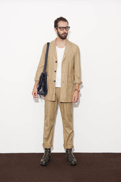 Atelier Coat 4万2000円、Pocket Tank Top 6500円、Fatigue Pants 1万6000円、Eye Wear collaborated with “BLANC..” 2万2000円、Leather Shoulder Bag Collaborated with “MAGGIE FARM” 4万8000円