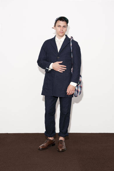 Atelier Coat 4万2000円、Round Collar Shirts 2万3000円、Fatigue Pants 1万6000円、B.B Cap 8000円、Soignier Bag 3500円