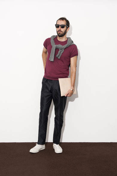 Crew Neck Sweat 1万2000円、S/S Sweat 1万2000円、Slacks Pants 2万7000円、Eye Wear collaborated with “BLANC..” 2万2000円、Silver Bangle 2万8000円