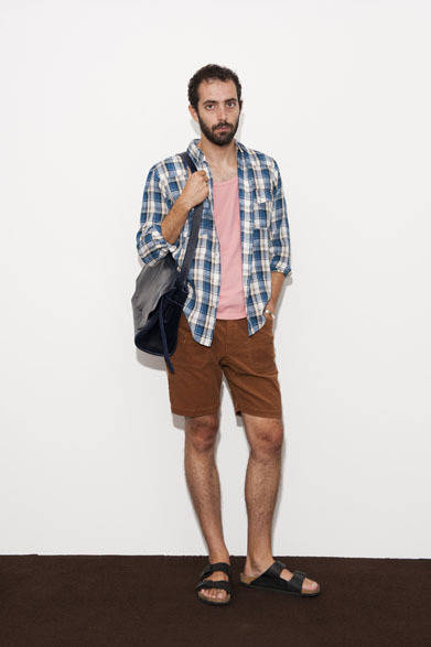 L/S Western Shirts 1万8000円、Pocket Tank Top 6500円、Explorer Shorts 1万6000円、Leather Shoulder Bag Collaborated with “MAGGIE FARM” 4万8000円、Silver Bangle 2万8000円