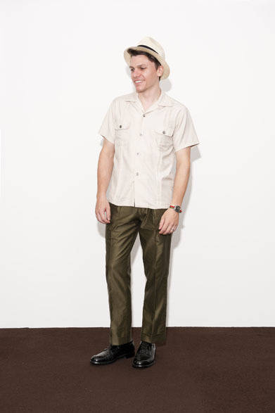 S/S Open Collar Shirts 1万6000円、Slacks Pants 2万7000円、Panama Hat 9500円