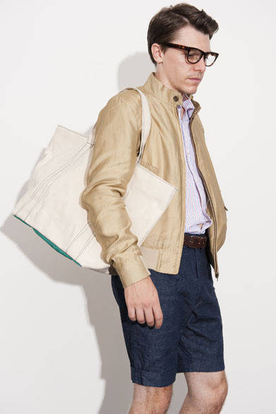 Type G9 Blouson 3万2000円、Round Collar Shirts 2万3000円、Slacks Shorts/Indigo 2万円、Eye Wear collaborated with “BLANC..” 2万2000円、Leather Belt 1万2000円、Tote Bag-M 2万2000円