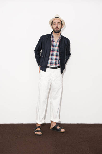 Type G9 Blouson 3万2000円、B.D Shirts 1万8000円、Wide Trousers 1万9000円、Panama Hat 9500円、Leather Belt 1万2000円