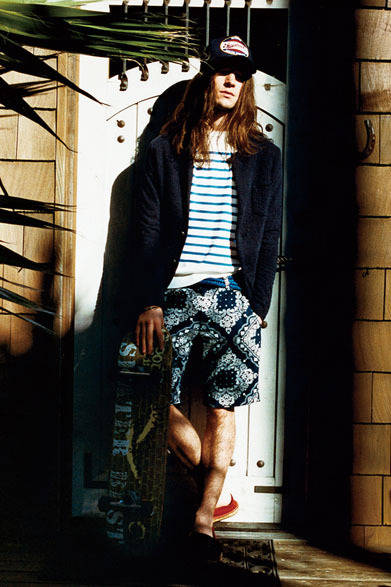 ジャケット2万8000円、ニット2万7000円、ショートパンツ2万2000円、ベルト1万9000円、チャンルー別注ミサンガ＆アンクレットセット7000円、ニューエラ®別注 メッシュキャップ7000円、サンダル1万3000円