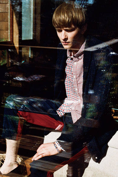 ロングカーディガン3万3000円、シャツ2万1000円、パンツ2万2000円、チャンルー別注ミサンガ＆アンクレットセット7000円、シューズ4万2000円