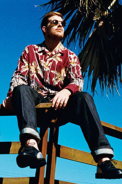 シャツ2万7000円、ジーンズ2万3000円、サングラス2万4000円、トリッカーズ別注シューズ7万4000円