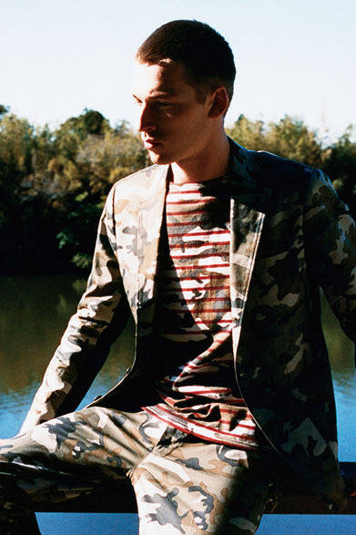 ジャケット5万8000円、ボーダーカットソー1万4000円、パンツ2万7000円