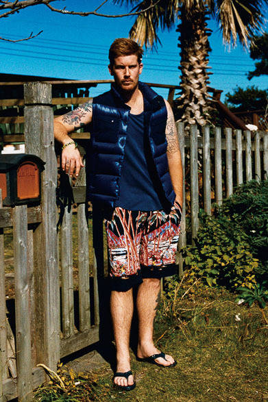 ダウンベスト5万4000円、タンクトップ1万円、ショートパンツ1万9000円、チャンルー別注ミサンガ＆アンクレットセット7000円、アイランドスリッパ別注サンダル2万6000円