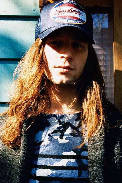 ニットジャケット4万3000円、ニット2万8000円、ニューエラ®別注 メッシュキャップ7000円