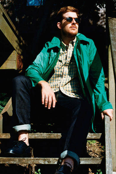 コート4万5000円、ベスト2万8000円、シャツ2万1000円、ジーンズ2万2000円、サングラス2万4000円、トリッカーズ別注シューズ7万4000円