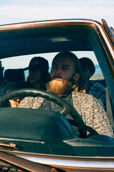 左後／ニット2万8000円、ニューエラ®別注 メッシュキャップ7000円、中央前／ロングカーディガン3万3000円、シャツ1万6000円、右後／シャツ1万9000円