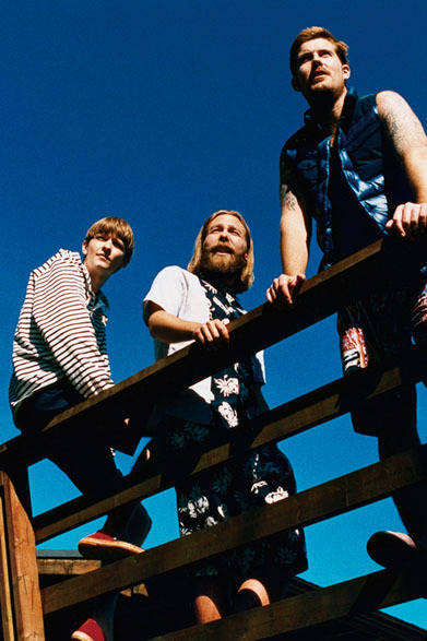 左／パッカブルパーカ3万8000円、ショーツ2万5000円、サンダル1万3000円、中央／シャツ2万1000円、ショーツ1万9000円、右／ダウンベスト5万4000円、タンクトップ1万円、ショートパンツ1万9000円、チャンルー別注ミサンガ＆アンクレットセット7000円、アイランドスリッパ別注サンダル2万6000円