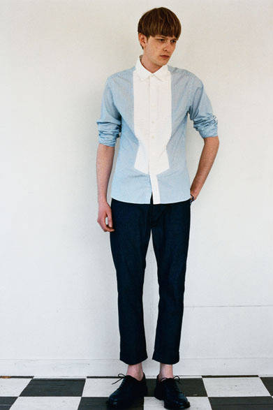 シャツ2万3000円、パンツ2万4000円、トリッカーズ別注シューズ7万4000円