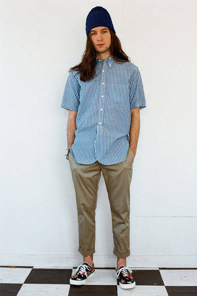 シャツ1万9000円、パンツ2万3000円、ニットキャップ6000円、ブレスレット6500円、デッキスニーカー1万4000円