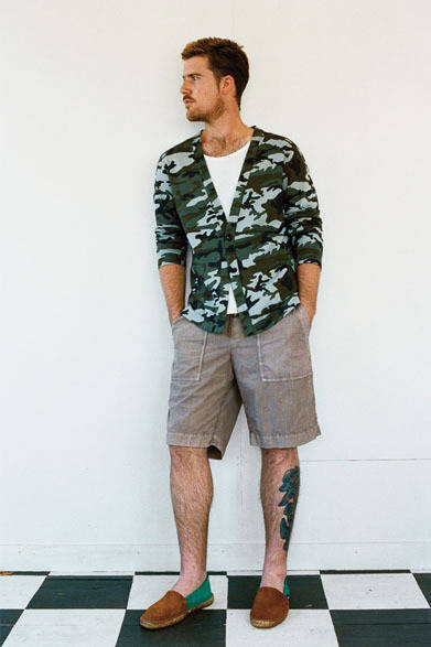 カーディガン1万9000円、カットソー8500円、ショートパンツ2万2000円、サンダル1万3000円