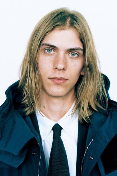 モッズコート5万4000円 、ジャケット5万7000円 、シャツ2万5000円 、ニットタイ1万2000円（すべて税抜価格）