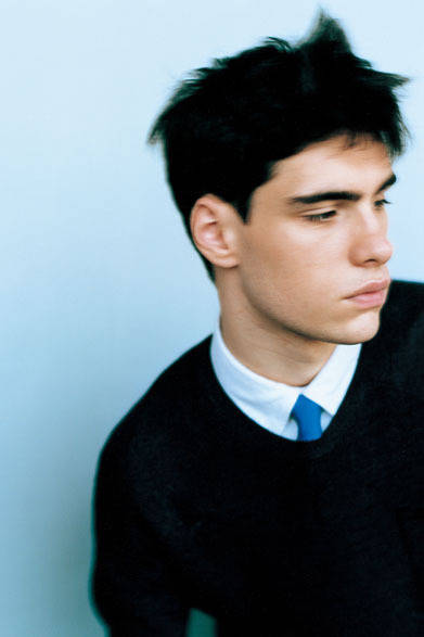 ニット1万8000円、シャツ2万円、ネクタイ1万2000円 （すべて税抜価格）