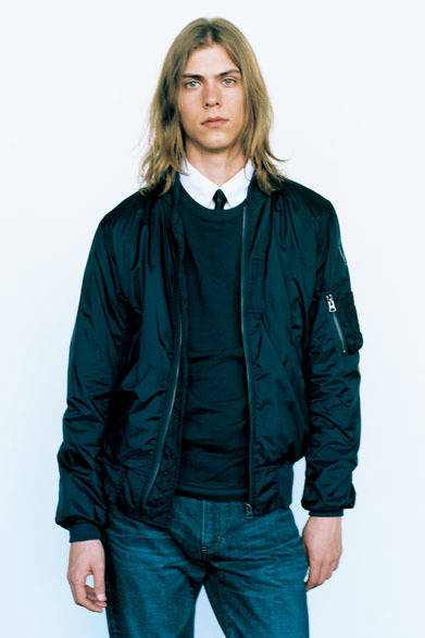 アルファ別注ブルゾン2万9000円、ニット2万1000円、シャツ2万2000円、ジーンズ3万2000円、ネクタイ1万2000円（すべて税抜価格）