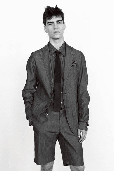 ジャケット4万4000円、シャツ2万6000円、ショーツ2万1000円、ネクタイ1万2000円（すべて税抜価格）