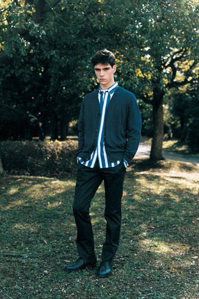 カーディガン2万8000円、シャツ2万3000円、パンツ2万7000円、シューズ7万4000円（すべて税抜価格）