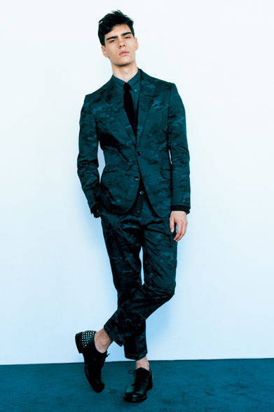 ジャケット6万円、シャツ2万5000円、パンツ2万8000円、ネクタイ1万2000円、シューズ7万4000円（すべて税抜価格）