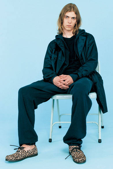 コート4万9000円、パーカ2万4000円、スウェット1万8000円、スウェットパンツ2万円、シューズ2万6000円（すべて税抜価格）