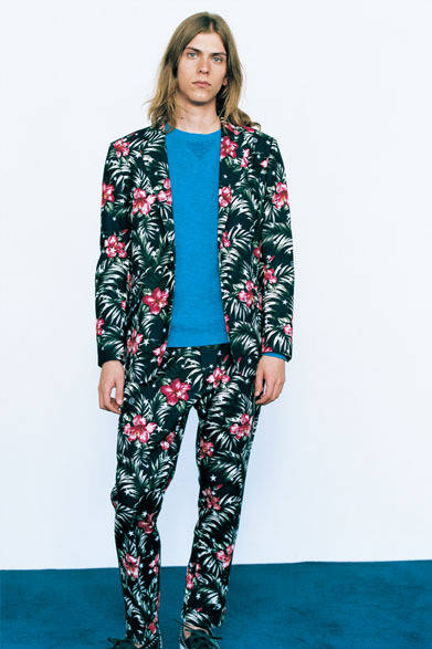 ジャケット6万円、ニット2万1000円、パンツ2万8000円、シューズ2万6000円（すべて税抜価格）