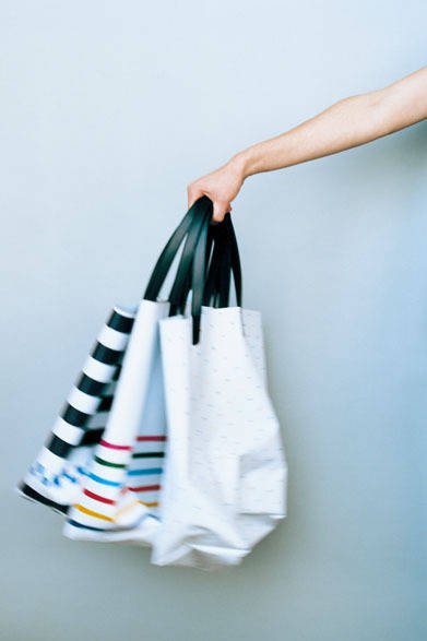 トートバッグ各1万2000円（すべて税抜価格）