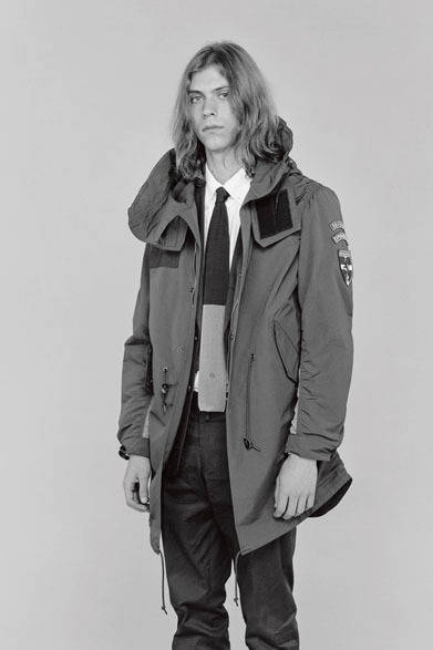 モッズコート5万4000円、ジャケット5万7000円、シャツ2万5000円、パンツ2万7000円、ニットタイ1万2000円（すべて税抜価格）