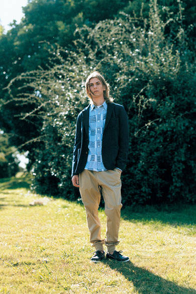 ジャケット4万2000円、シャツ2万4000円、パンツ2万3000円、シューズ2万6000円（すべて税抜価格）