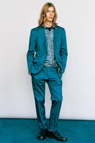 ジャケット5万7000円、シャツ2万5000円、Tシャツ（3pack set）1万円、パンツ2万7000円、ベルト1万9000円、シューズ7万4000円（すべて税抜価格）