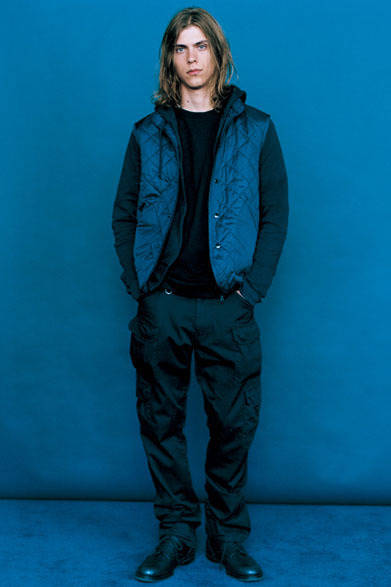 ベスト2万6000円、パーカ2万2000円、Tシャツ（3pack set）1万円、パンツ3万円、シューズ7万4000円